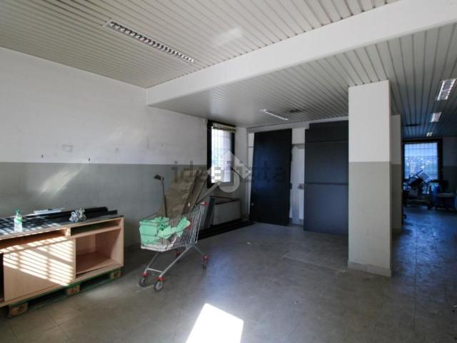 Locale Commerciale in vendita a Cavenago Brianza, Lombardia