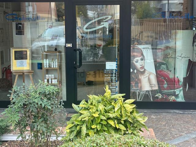 Locale Commerciale in vendita a Villa Di Serio, Lombardia