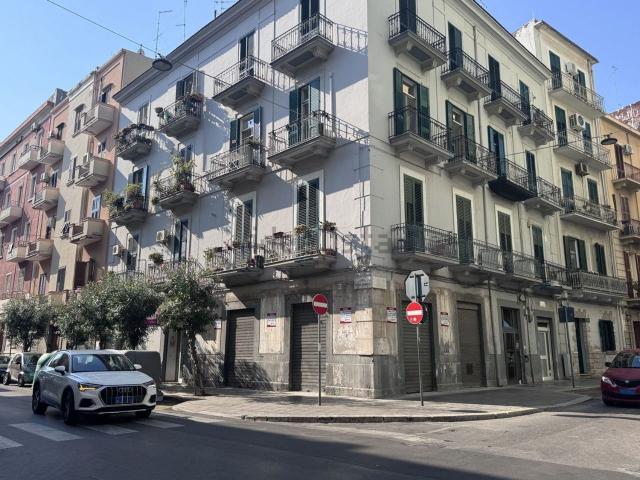 Locale Commerciale in vendita a Madonnella, Bari
