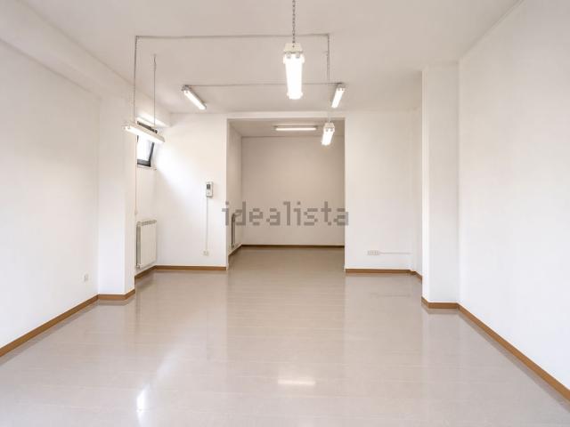 Locale Commerciale in vendita a Bastiola, Bastia Umbra