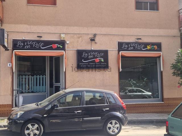 Locale Commerciale in vendita a Pedara, Sicilia