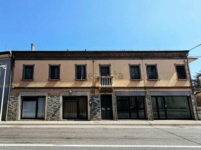 Locale Commerciale in vendita a Borgo Veneto, Saletto