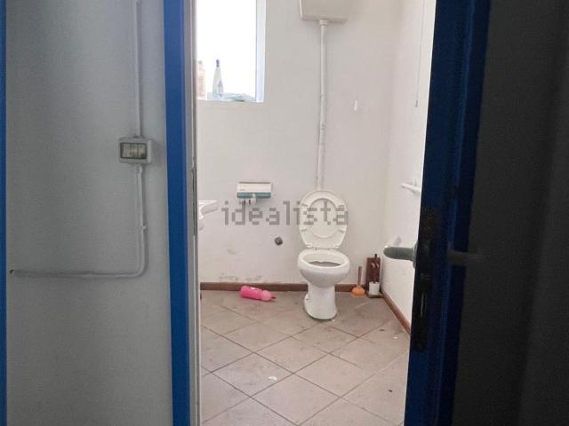 Locale Commerciale in vendita a Piattoni, Marche