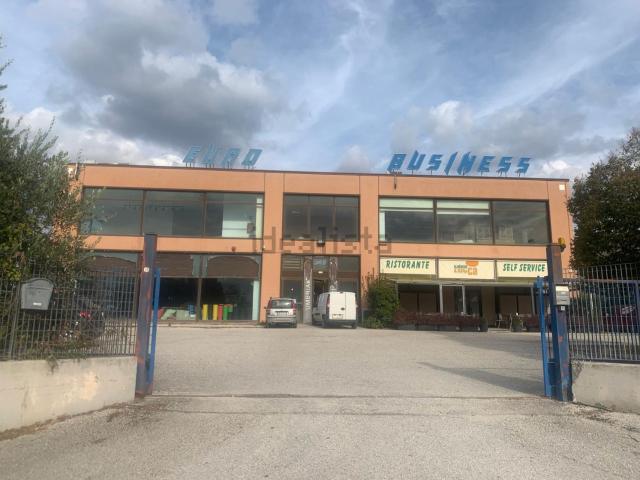 Locale Commerciale in vendita a Spoleto, Umbria