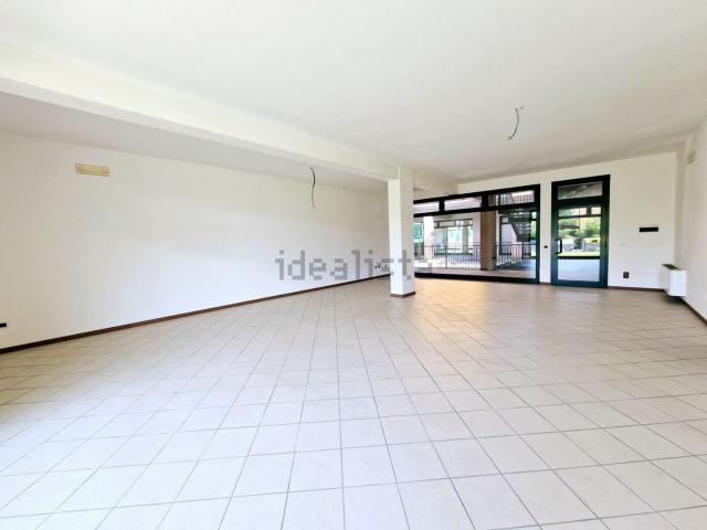 Locale Commerciale in vendita a Motta, Este