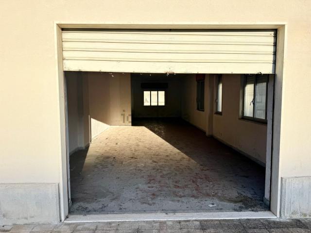 Locale Commerciale in vendita a Puglia, Bari