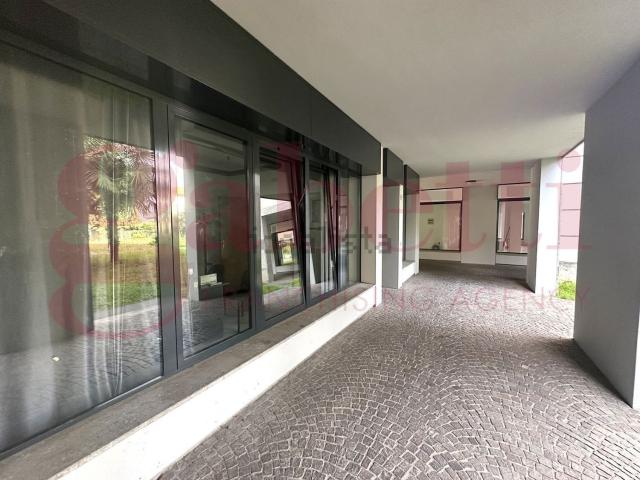 Locale Commerciale in vendita a Albano Sant'alessandro, Lombardia