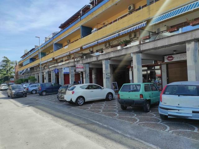 Locale Commerciale in vendita a Roccapiemonte, Campania