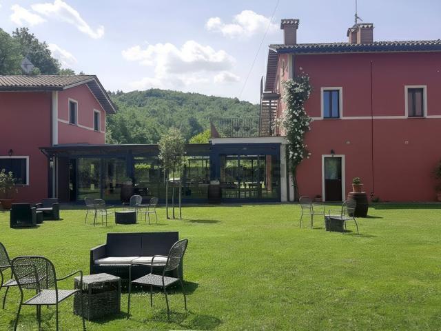 Locale Commerciale in vendita a Pignano, Marche