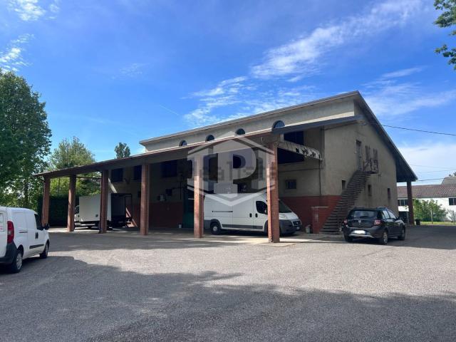Locale Commerciale in vendita a Unione Terre e Fiumi, Copparo