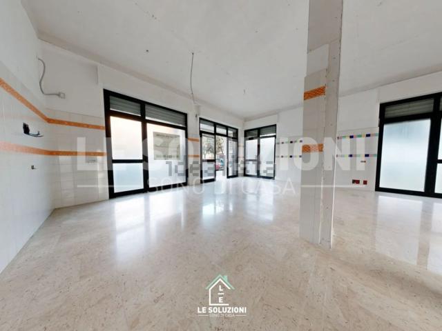 Locale Commerciale in vendita a Puglia, Bari