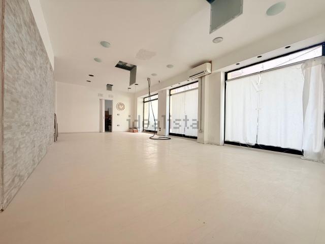Locale Commerciale in vendita a Porta Pesa, Marche