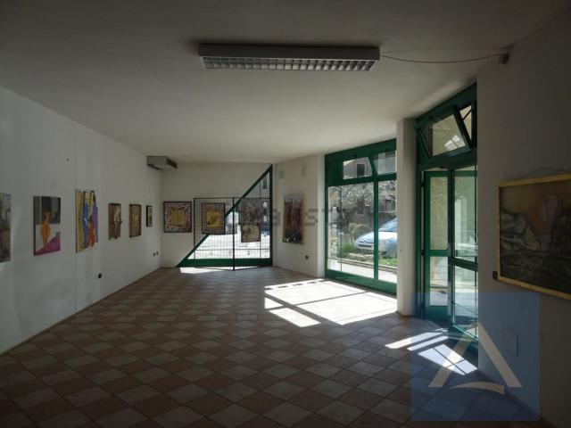 Locale Commerciale in vendita a Comunità Rotaliana-Königsberg, Mezzocorona