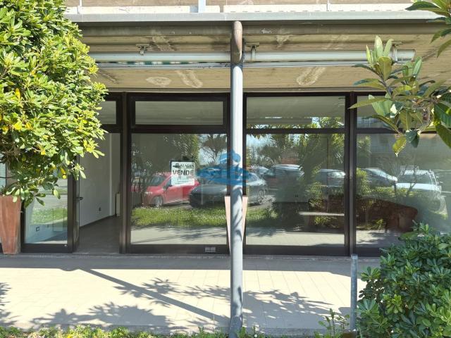 Locale Commerciale in vendita a Punta Marina Terme, Ravenna