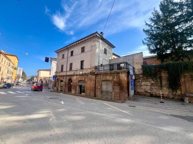 Locale Commerciale in vendita a Borgo, Marche