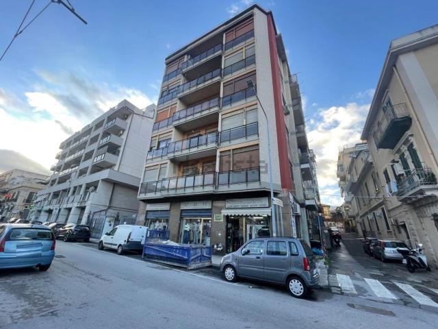 Locale Commerciale in vendita a Valle degli Angeli, Messina