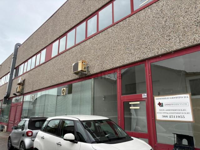 Locale Commerciale in vendita a Agraria, Marche