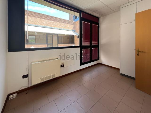 Locale Commerciale in vendita a San Paolo Tribunale, Re