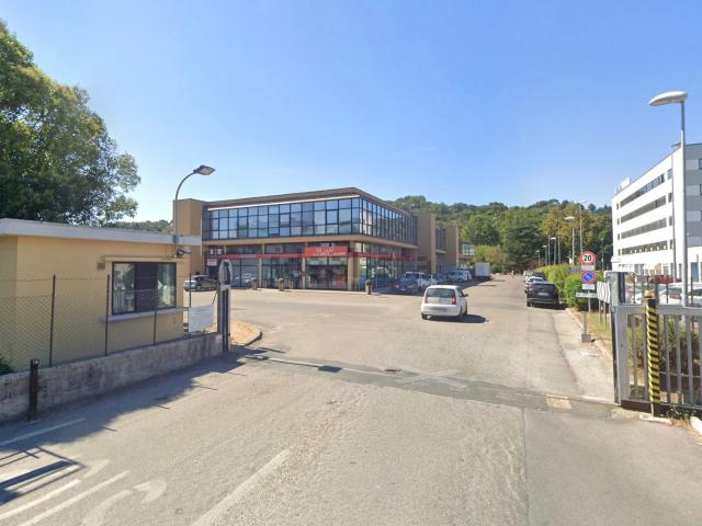 Locale Commerciale in vendita a Torraccia, Marche