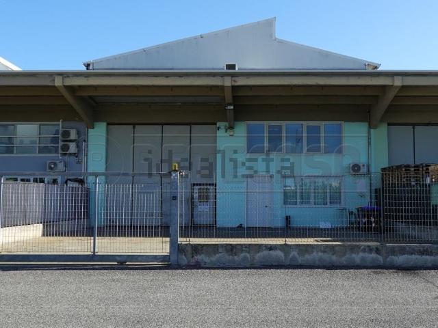 Locale Commerciale in vendita a Nazzano, Carrara