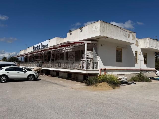 Locale Commerciale in vendita a Caltanissetta, Sicilia