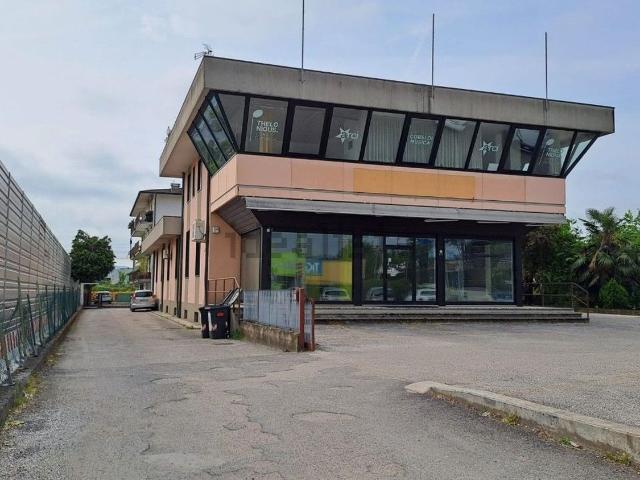 Locale Commerciale in vendita a Olmo, Creazzo