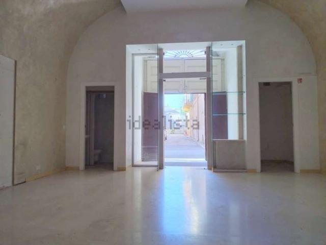 Locale Commerciale in vendita a Gravina in Puglia, Bari