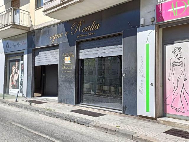 Locale Commerciale in vendita a Città 2000, Calabria