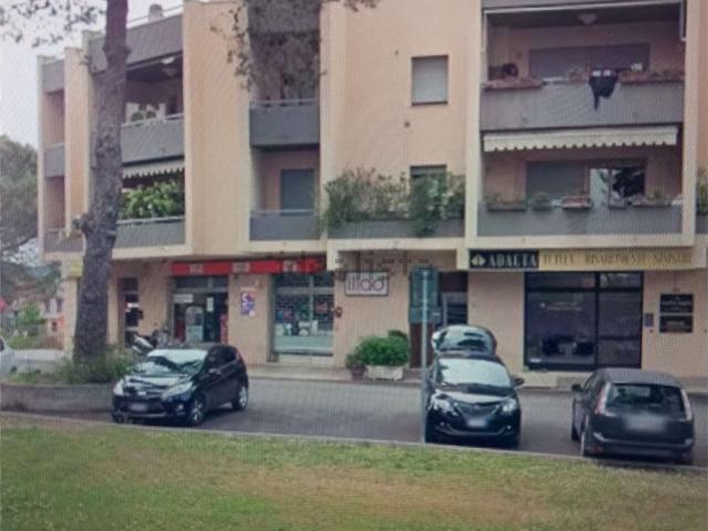 Locale Commerciale in vendita a Osimo, Ancona