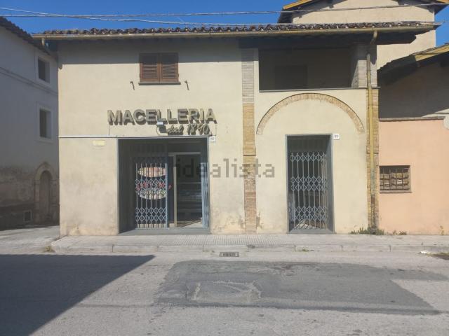 Locale Commerciale in vendita a Spoleto, Umbria