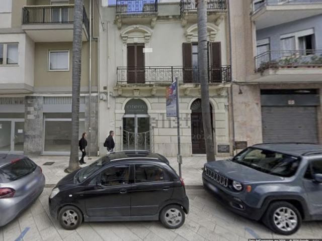 Locale Commerciale in vendita a Centro, Puglia