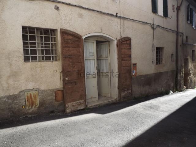 Locale Commerciale in vendita a Foligno, Umbria