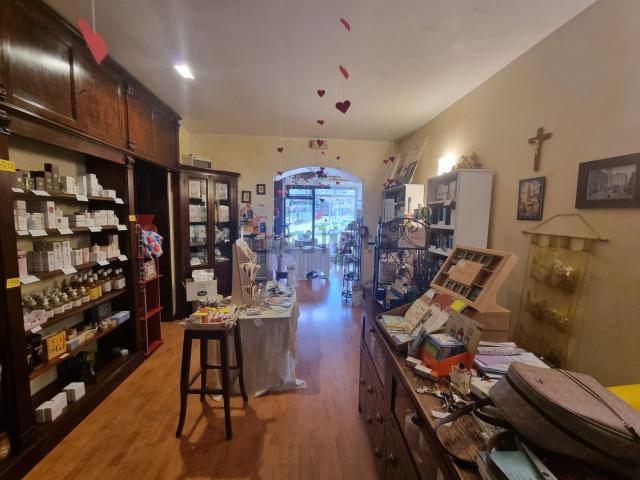 Locale Commerciale in vendita a Marche, Macerata