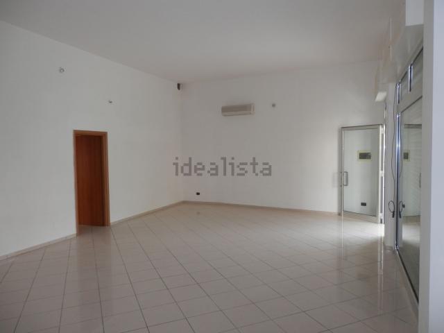 Locale Commerciale in vendita a Puglia, Lecce