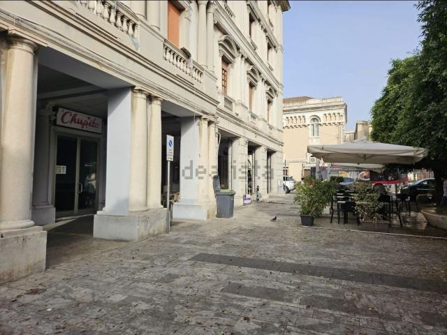 Locale Commerciale in vendita a Reggio di Calabria, Reggio Calabria