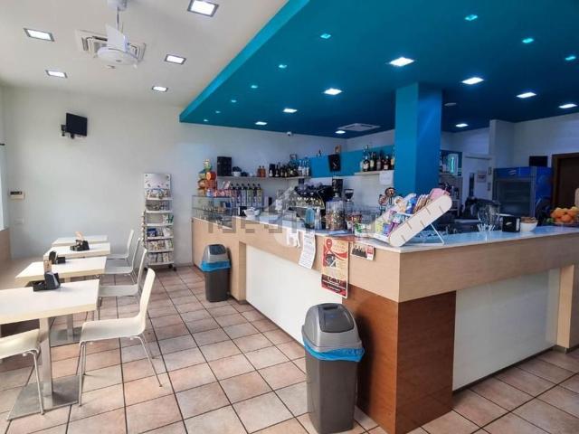 Locale Commerciale in vendita a Carnate, Lombardia