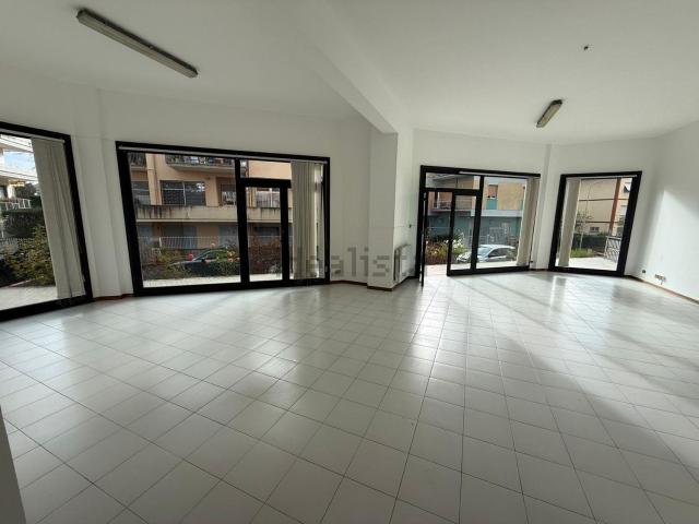 Locale Commerciale in vendita a Piazza Tevere, Rieti