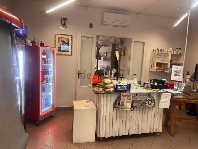 Locale Commerciale in vendita a Poggetto, Poggio A Caiano