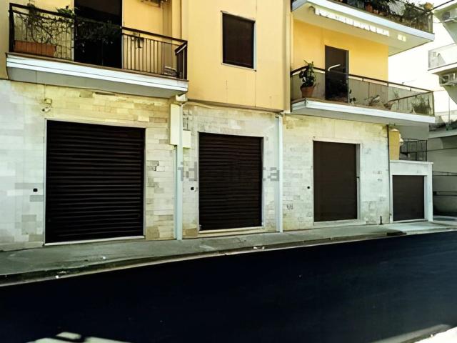 Locale Commerciale in vendita a Calabria, Cosenza