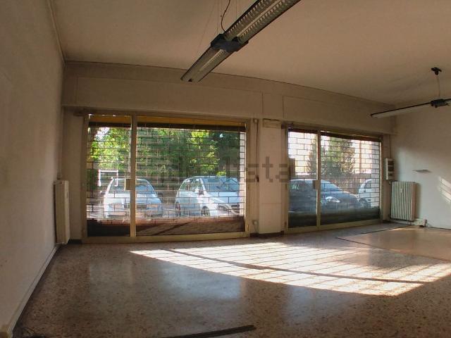 Locale Commerciale in vendita a Crocetta-San Lazzaro-Modena Est, Modena