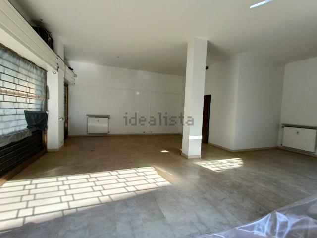 Locale Commerciale in vendita a Finazzi, Bergamo