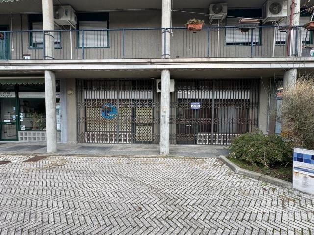 Locale Commerciale in vendita a Bollate, Lombardia