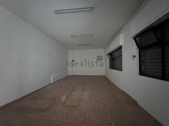 Locale Commerciale in vendita a Sud-Ovest, Brenzone