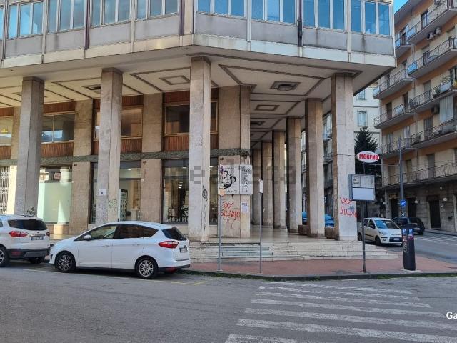 Locale Commerciale in vendita a Avellino, Campania
