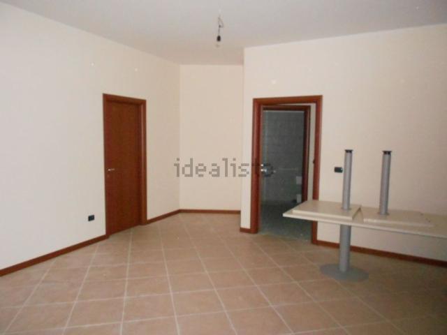 Locale Commerciale in vendita a Valle Carbone, Spoltore