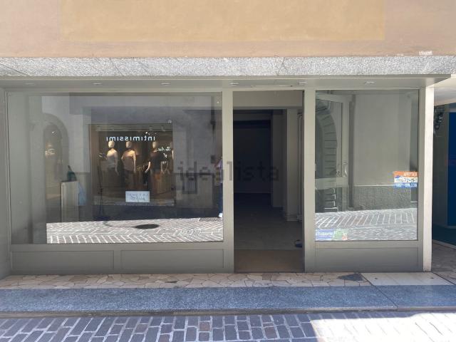 Locale Commerciale in vendita a Clusone, Lombardia