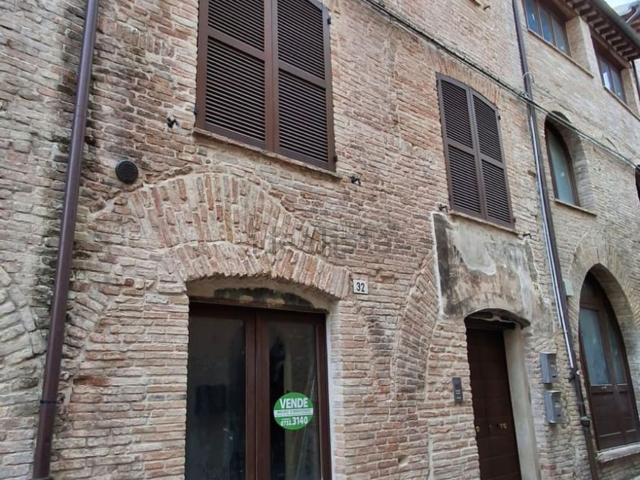 Locale Commerciale in vendita a Centro, Marche