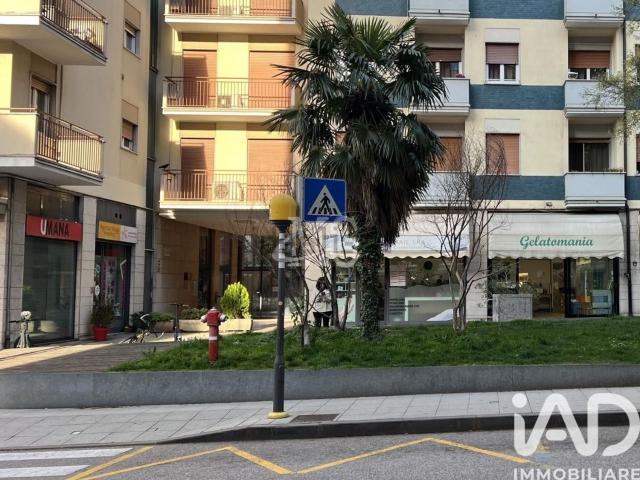 Locale Commerciale in vendita a Comunità della Vallagarina, Borgo Sacco