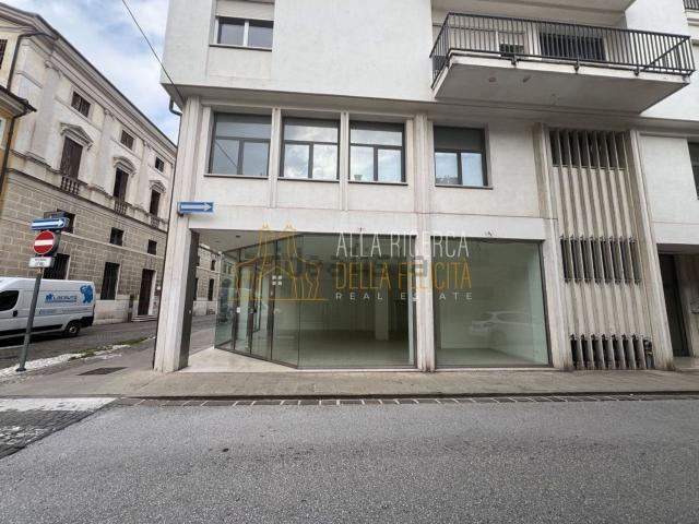 Locale Commerciale in vendita a Schio, Veneto