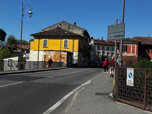 Locale Commerciale in vendita a Melegnano, Lombardia